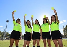 Las árbitras de fútbol y fútbol sala Selene Sánchez, Carla Ruiz, Elena Sánchez, Clara Abril y Nerea Diez en los campos de fútbol de Arroyo de la Encomienda.