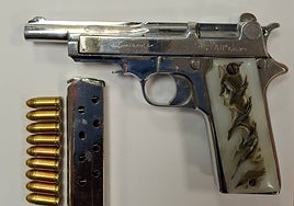Pistola y munición halladas durante el registro a la vivienda de uno de los dos acusados de atracar un comercio en Valladolid.