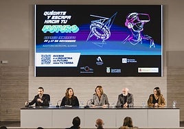 Ángeles Armisén, en el centro, preside la presentación del programa.