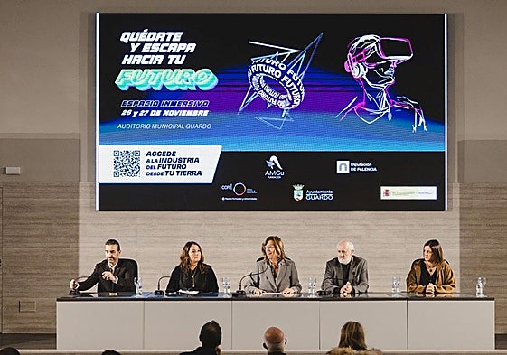 Ángeles Armisén, en el centro, preside la presentación del programa.