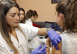 Primer día de vacunación esta campaña en una residencia de Palencia.