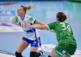 Zürni trata de penetrar entre las defensas.