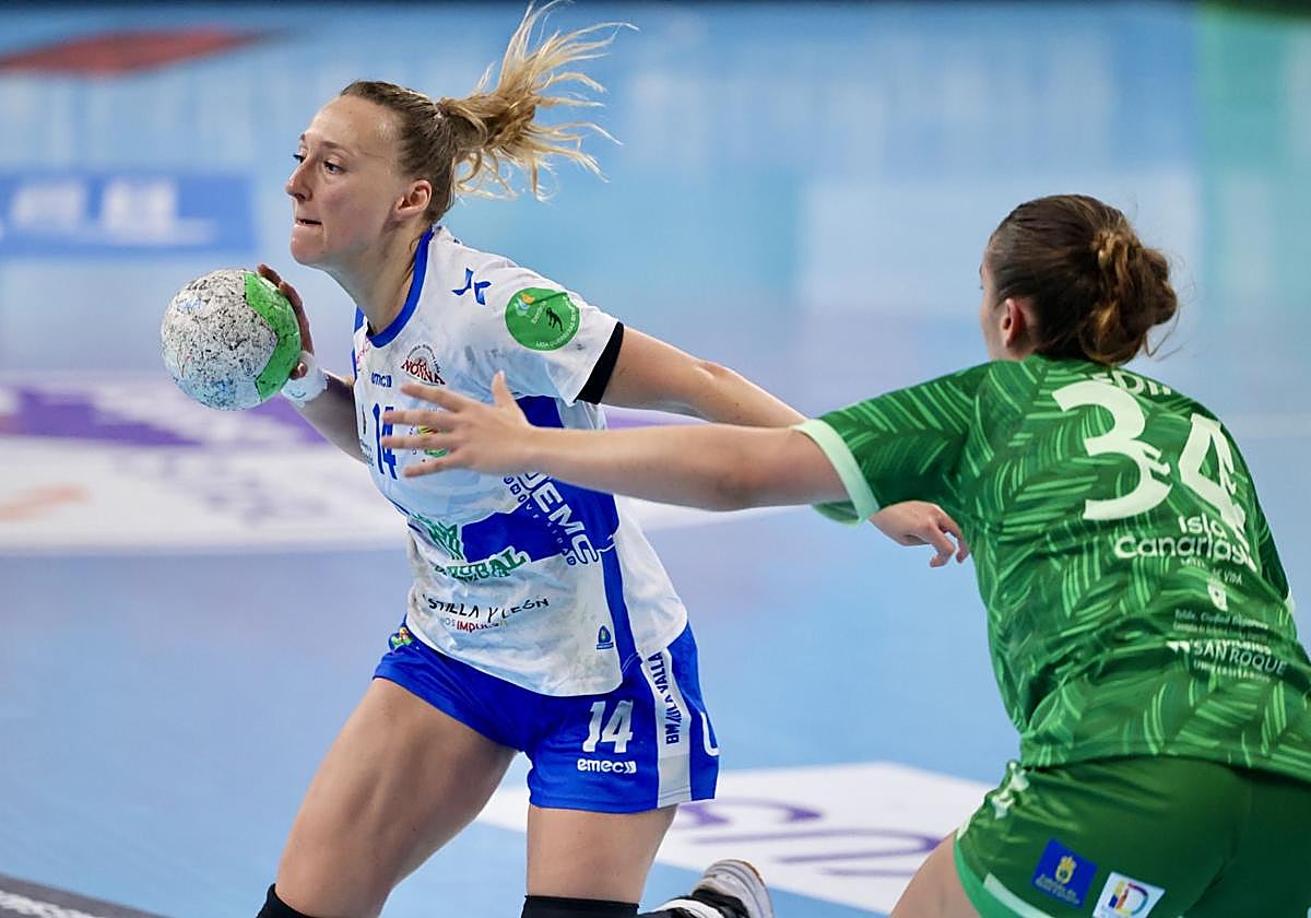 Zürni trata de penetrar entre las defensas.