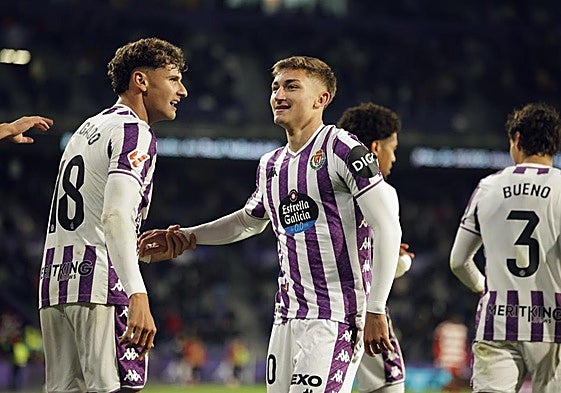 Jorge Delgado (izquierda) felicita a Chuki tras el gol de penalti que dio la victoria al Real Valladolid ante el Granada