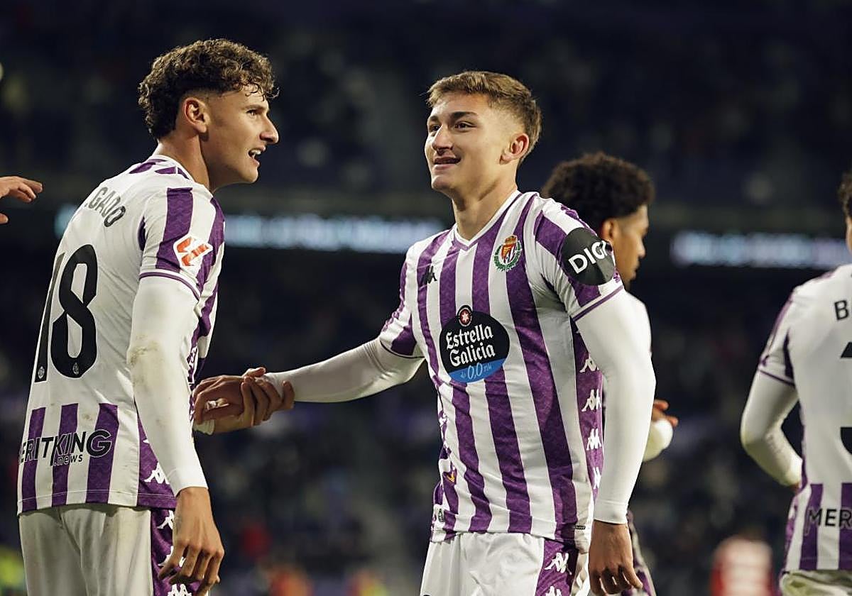Jorge Delgado (izquierda) felicita a Chuki tras el gol de penalti que dio la victoria al Real Valladolid ante el Granada