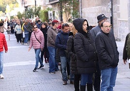 La cola dobla la calle Santiago para enfilar María de Molina.