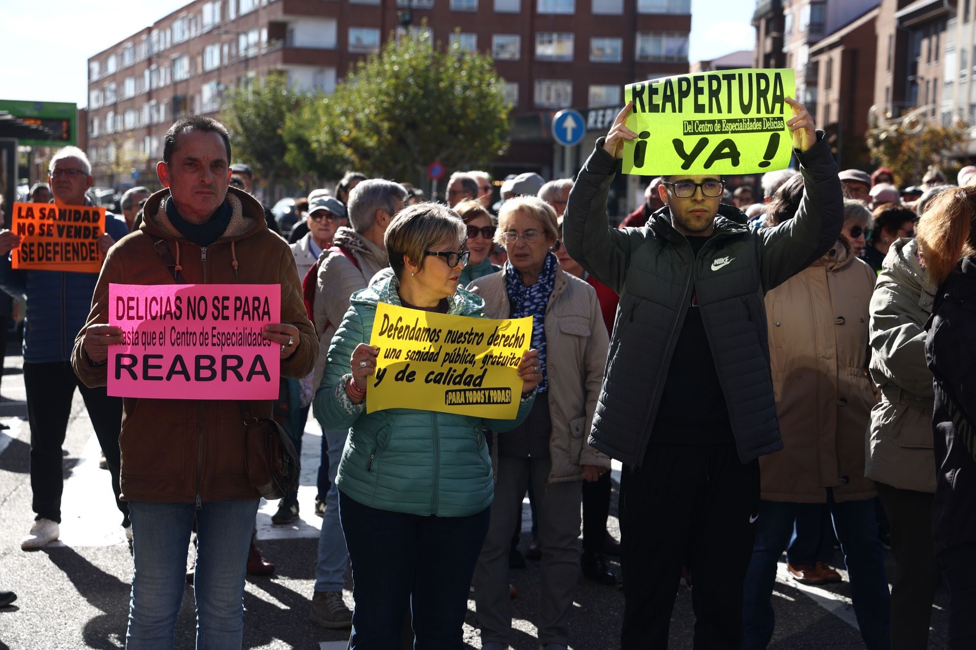 Algunos de los manifestantes, durante la salida de la marcha en la plaza del Carmen.