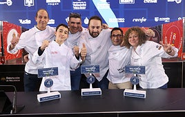 En el centro, los representantes de Las Kubas Bar con Cocina, ganadores del concurso, flanqueados por los de Restaurante Vables y Bar London.