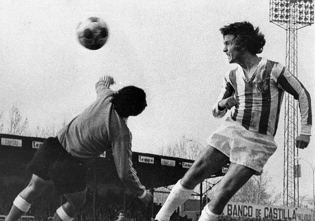 Rusky cabecea para superar la estirada del guardameta rival en el viejo estadio José Zorrilla.