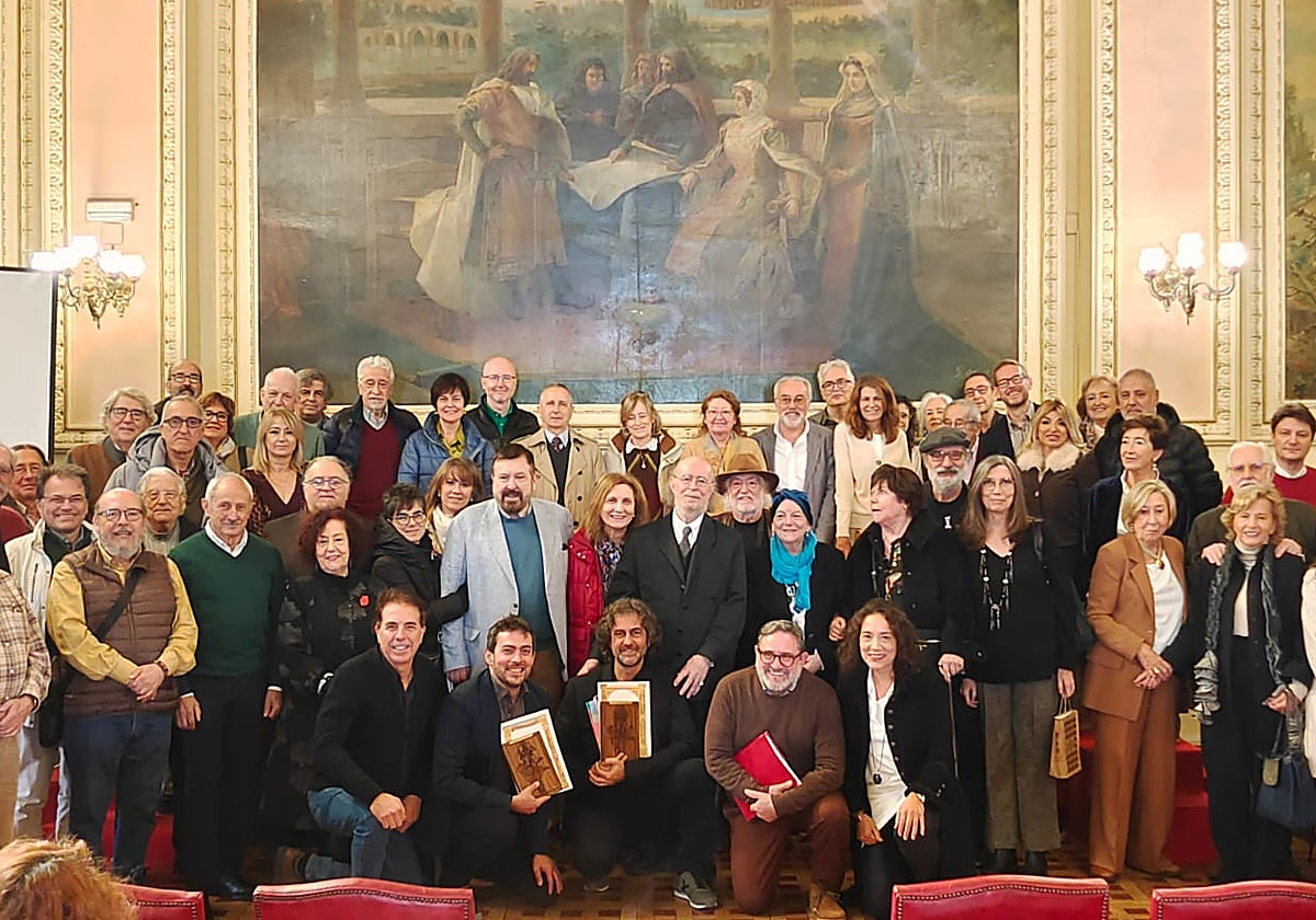 Los premiados, junto a Joaquín Díaz, miembros de la asociación, familiares e invitados al acto