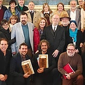 Los premiados, junto a Joaquín Díaz, miembros de la asociación, familiares e invitados al acto