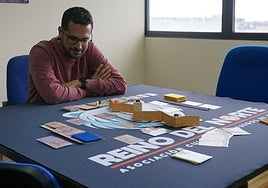 El palentino Víctor Calzada, con el juego Bandas Doradas creado por él.