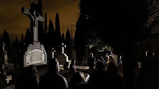 Los participantes en una de las visitas nocturnas organizadas para visitar el cementerio del Carmen.