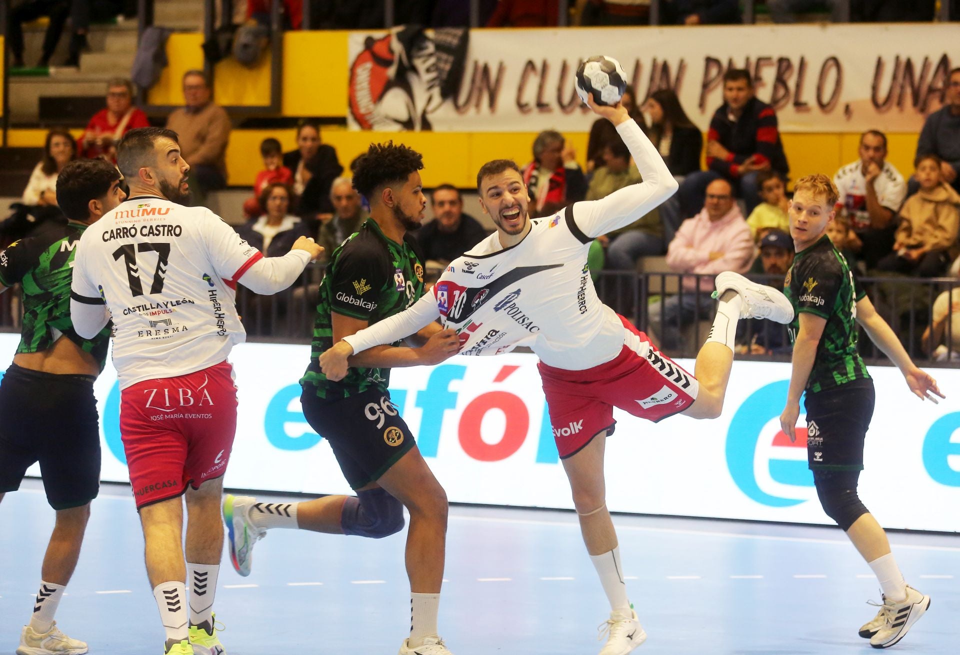 David Fernández, en su primer partido como jugador del Nava, agarrado por un rival.