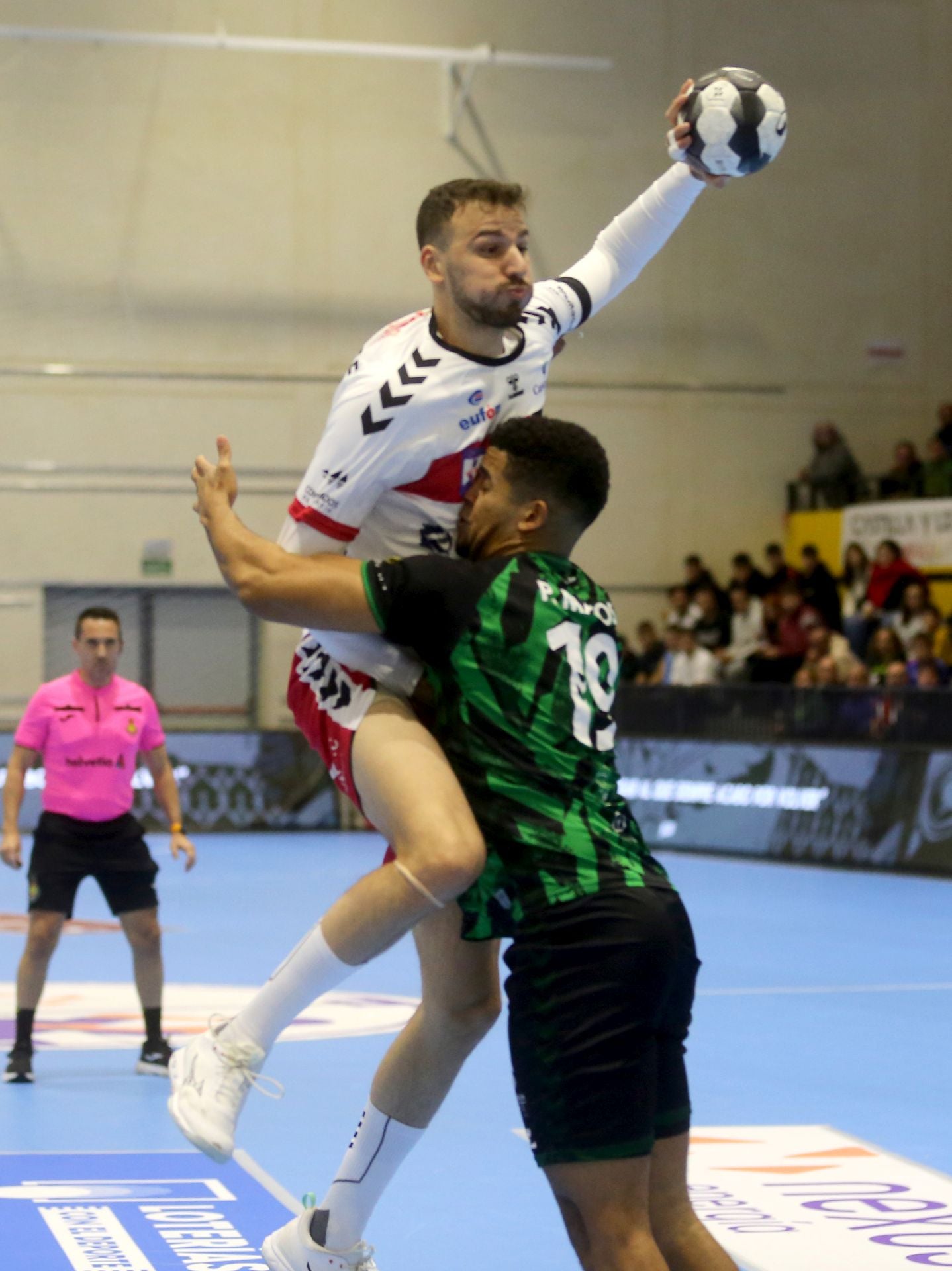 Fotos de la victoria del Balonmano Nava