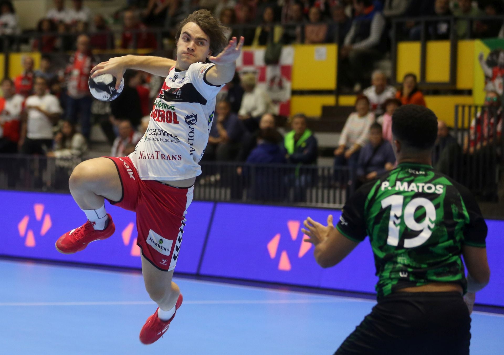 Fotos de la victoria del Balonmano Nava