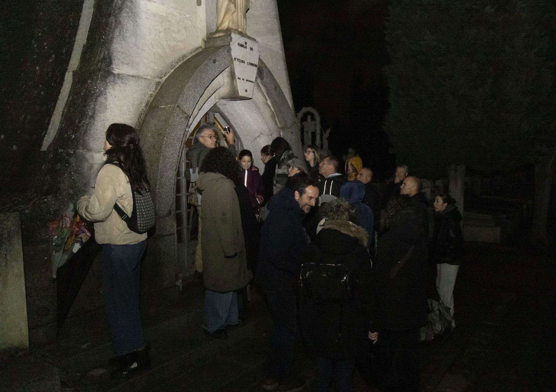 Las imágenes de la ruta guiada en el cementerio de El Carmen