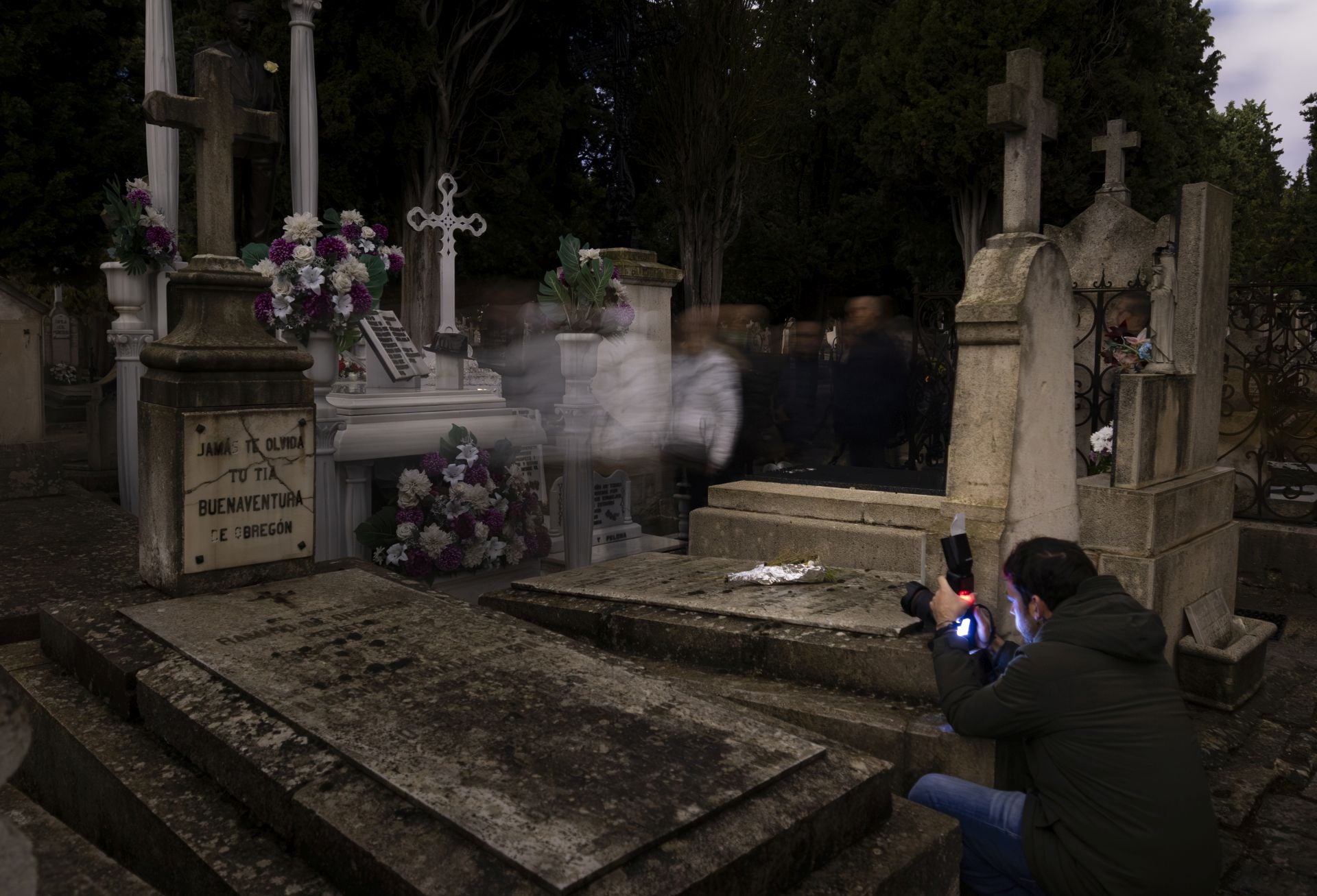 Las imágenes de la ruta guiada en el cementerio de El Carmen