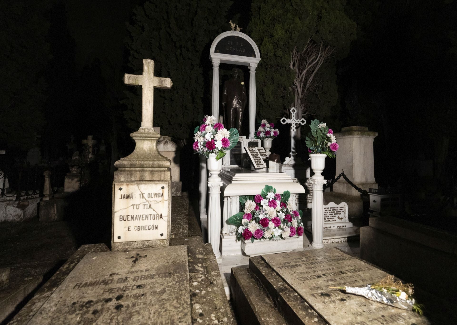 Las imágenes de la ruta guiada en el cementerio de El Carmen