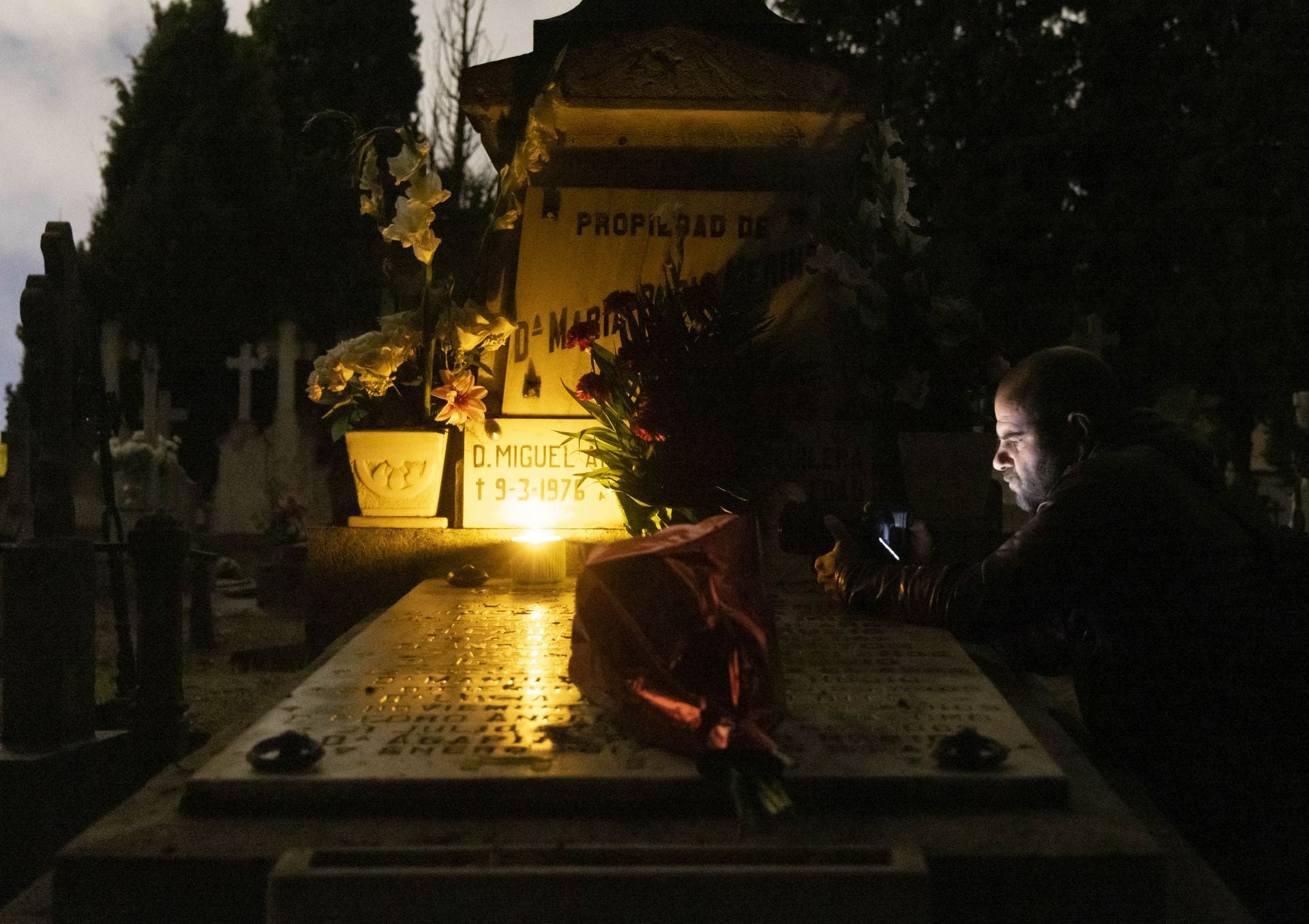 Las imágenes de la ruta guiada en el cementerio de El Carmen