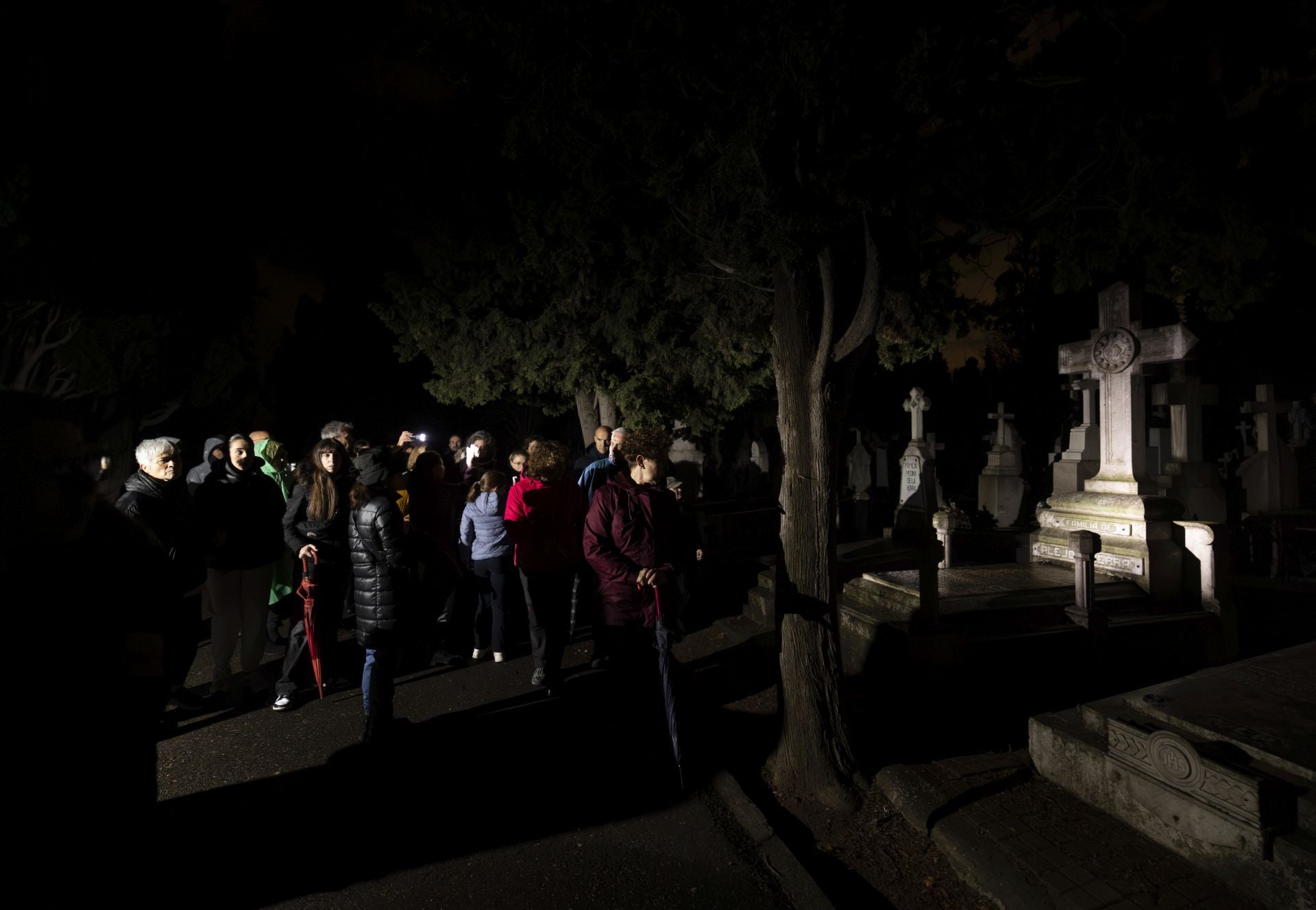 Las imágenes de la ruta guiada en el cementerio de El Carmen