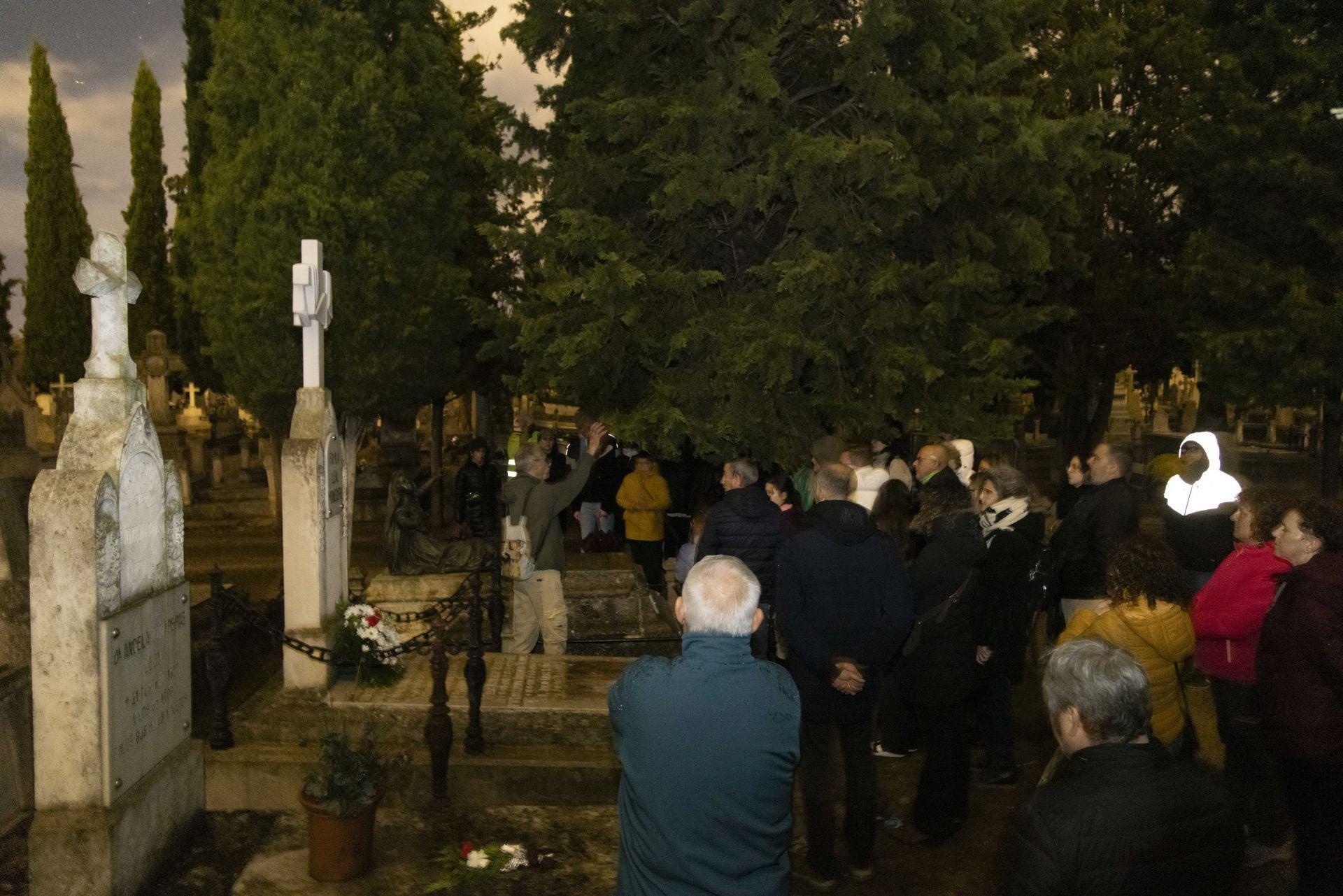 Las imágenes de la ruta guiada en el cementerio de El Carmen