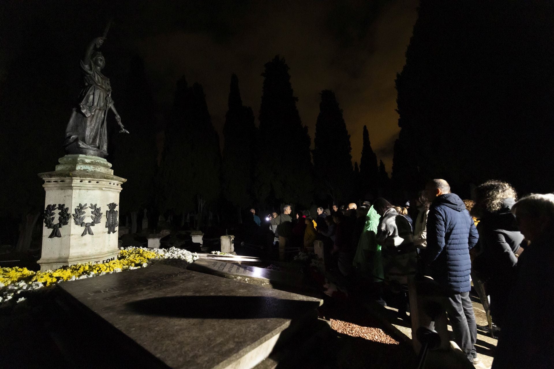 Las imágenes de la ruta guiada en el cementerio de El Carmen