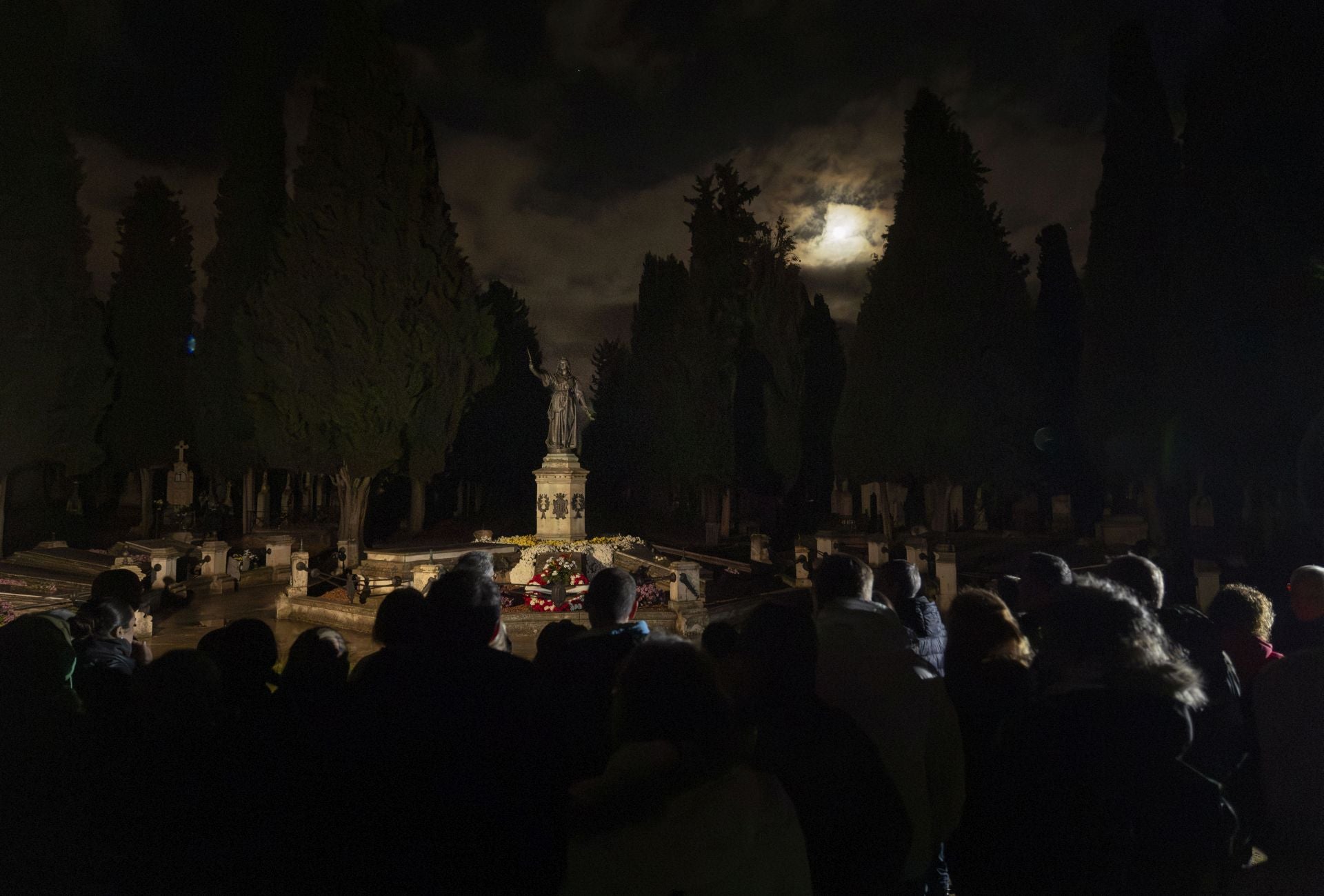 Las imágenes de la ruta guiada en el cementerio de El Carmen