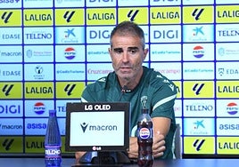 Garitano atiende a los medios de comunicación.