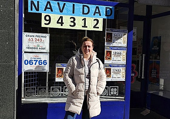 La lotera Laura Piélagos posa en el exterior de la administración número 3 de Guardo, después de repartir parte del tercer premio de la Lotería Nacional.