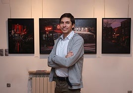 Luis Pérez posa ante algunas de las piezas expuestas.