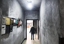 Estado en el que ha quedado el portal tras el segundo incendio.