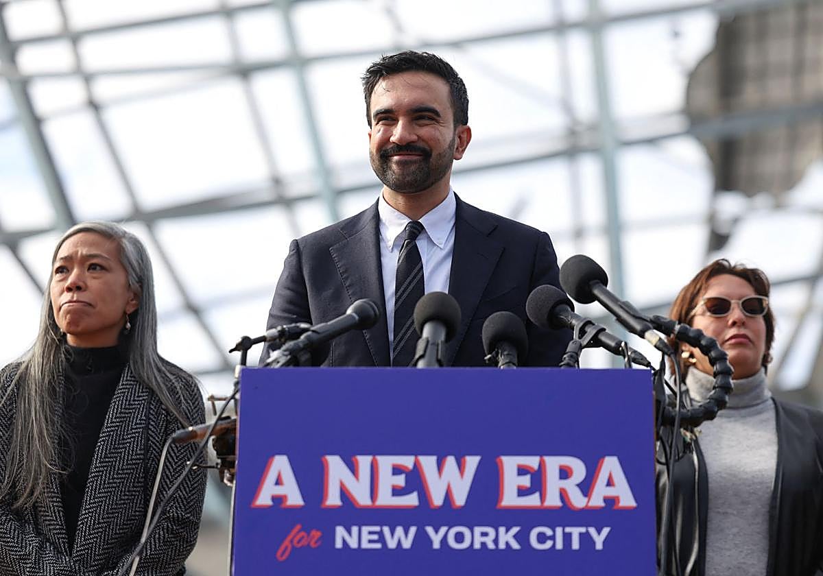 Zohran Mamdani comparece ante la prensa.