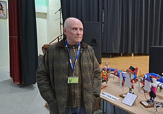 Antonio Tendero en el módulo 9 del Centro Penitenciario con sus maquetas durante la inauguración