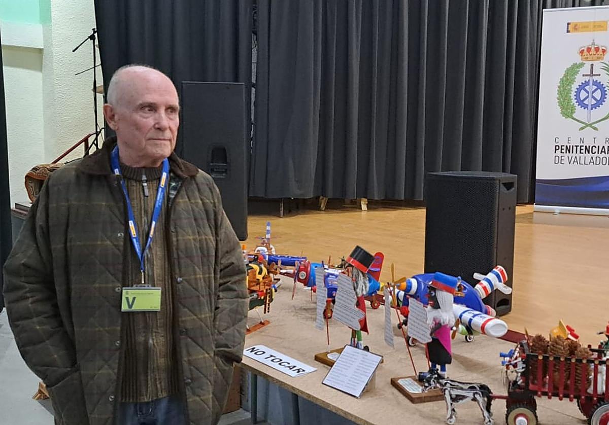 Antonio Tendero en el módulo 9 del Centro Penitenciario con sus maquetas durante la inauguración