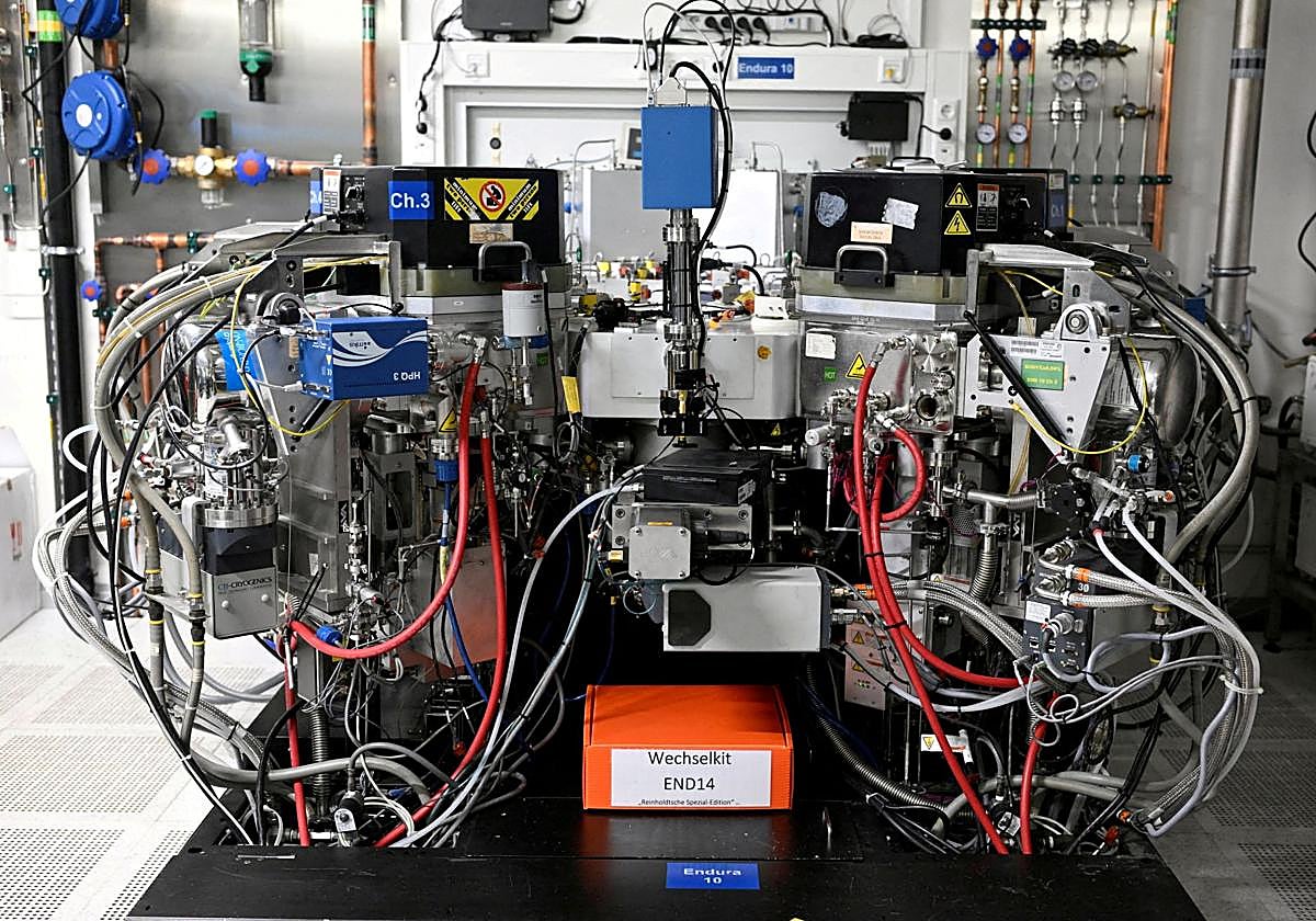 Vista de una máquina en una línea de producción de la empresa Nexperia