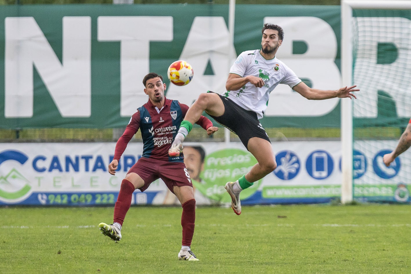 Ivo, autor del gol de la victoria, observa el control de un jugador local.