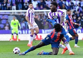 Boyomo roba el balón a Obeng, en el encuentro de abril de 2024 entre el Pucela y la SD Huesca.