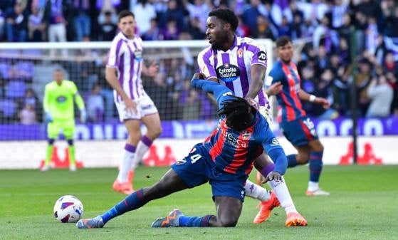 Boyomo roba el balón a Obeng, en el encuentro de abril de 2024 entre el Pucela y la SD Huesca.