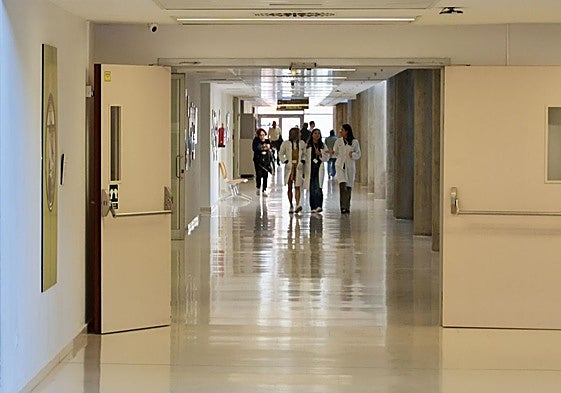 Pasillo interior del hospital Río Hortega.