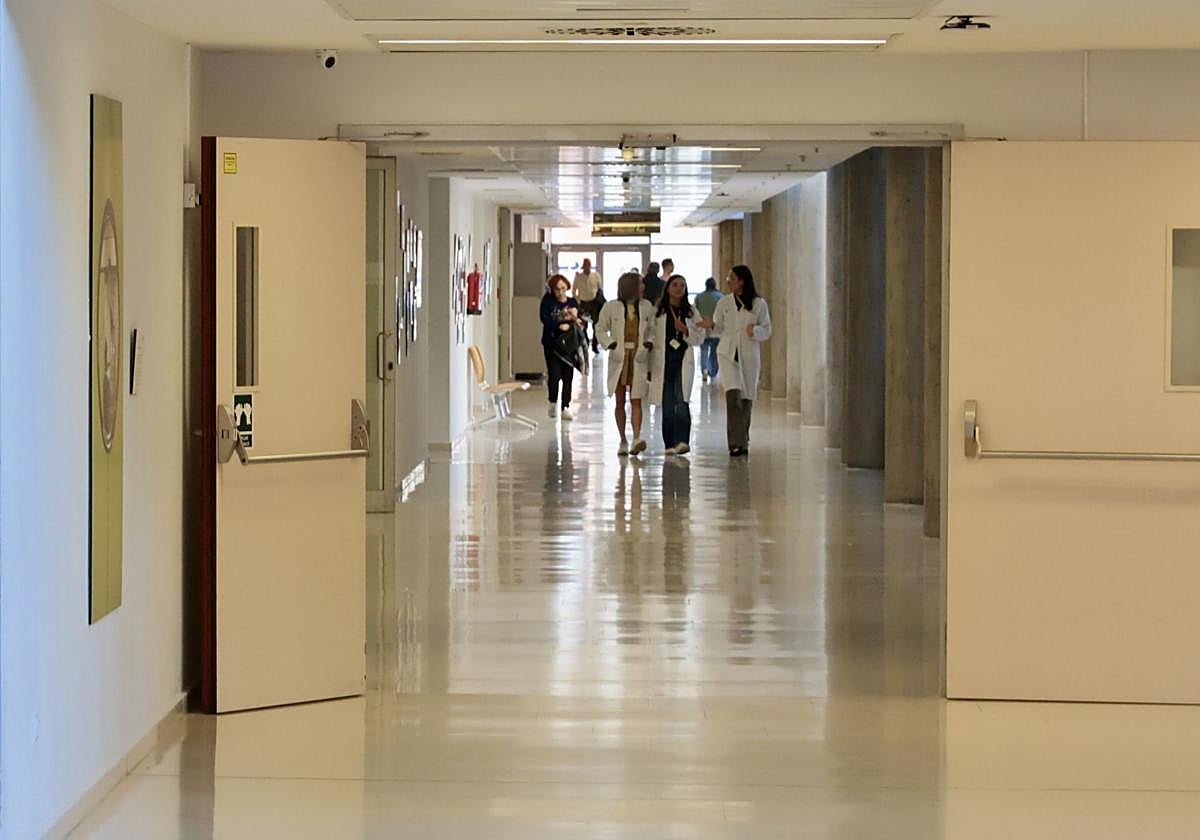 Pasillo interior del hospital Río Hortega.
