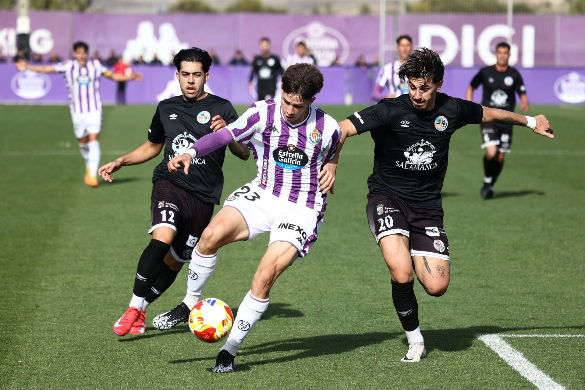 Carvajal trata de superar a dos rivales salmantinos.