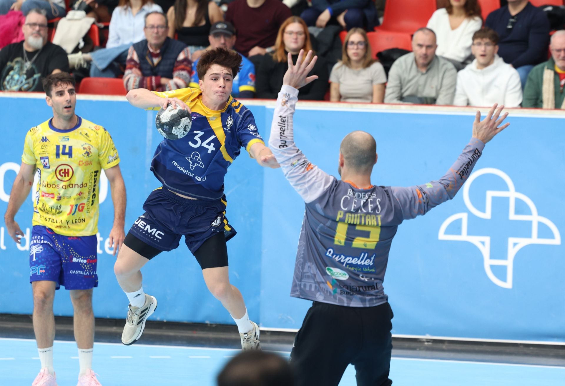 El canterano Hugo Poladura se eleva para lanzar ante Guitart.