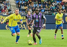 Amath controla el balón ante Ontiveros durante el Cádiz-Real Valladolid de este domingo.