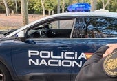 Una mujer agrede con un botellín de cerveza a dos desconocidos a las puertas de un bar