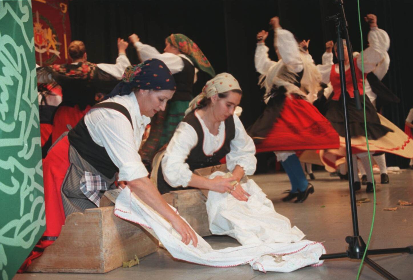 Prueba de folclore del equipo de Fresno el Viejo que ganó el concurso 'Pueblo a Pueblo' organizado por la Diputación. Diciembre de 1998.