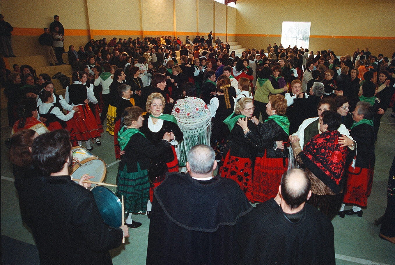 Las águedas, ataviadas con el traje típico, celebran su fiesta en el polideportivo de Fresno el Viejo. 5 de febrero de 2002.