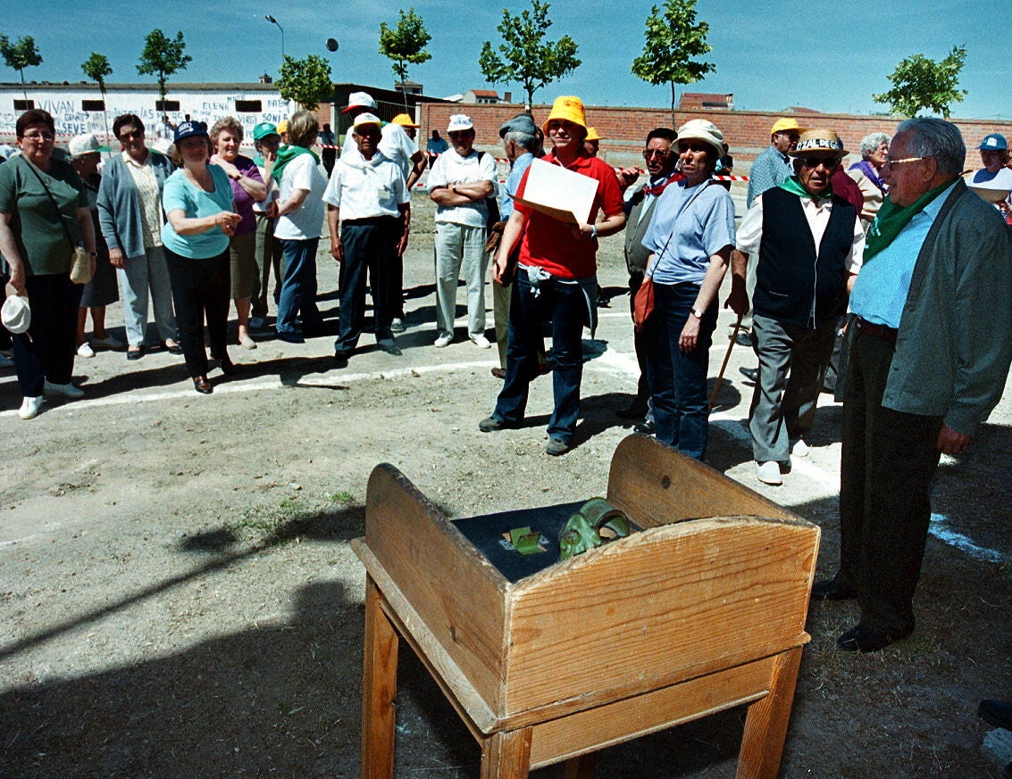 Participantes durante las jornadas de convivencia organizadas por la Federación Provincial de Pensionistas y Jubilados de Valladolid en Fresno. 12 de junio de 2002.