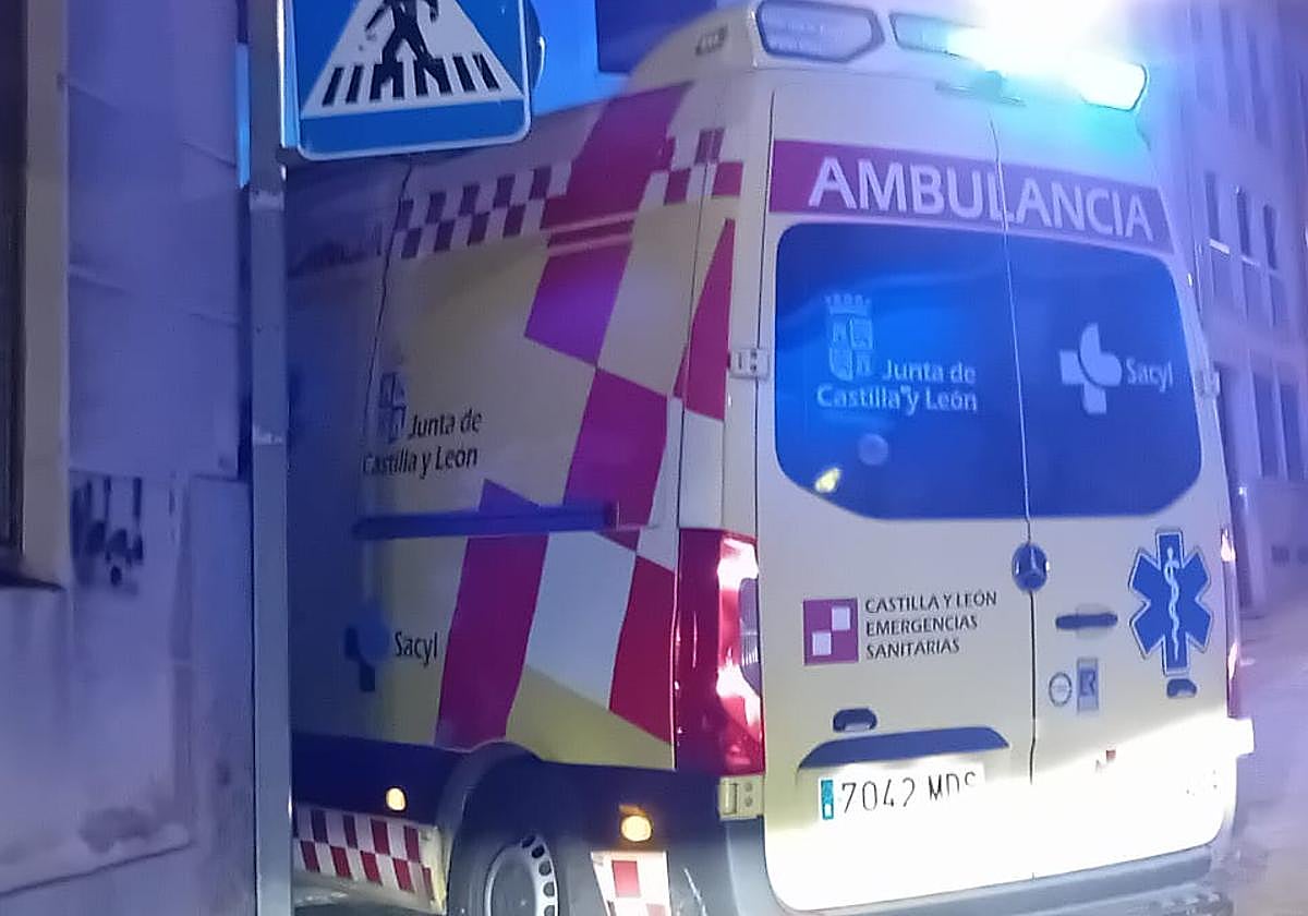 Ambulancia en una calle de Segovia.