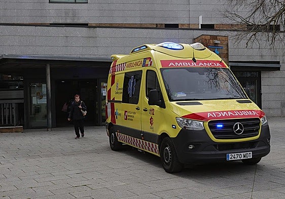 IMagen de archivo de una ambulancia delante de centro de salud de La Puebla.